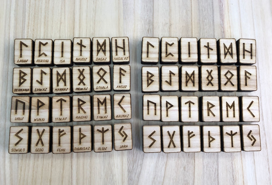 Runas Talladas en Madera de Paulownia